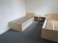 079_Bett_mit_Kopfpaneel_erhoeht