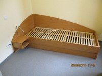193_Bett_Grundformbauweise_mit_Paneelen_u_Nachttisch