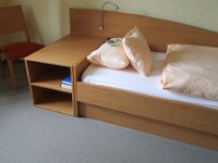 204_Bett_Grundformbauweise_mit_Paneelen_u_Nachttisch