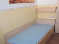 084_Bett_mit_Kopf_Wandpaneel_erhoeht