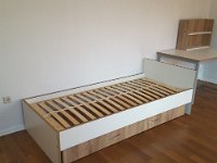 017_Bett_mit_Kopf_Wandpaneel_erhoeht_u_Rollwagen