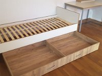 019_Bett_mit_Kopf_Wandpaneel_erhoeht_u_Rollwagen