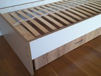 021_Bett_mit_Kopf_Wandpaneel_erhoeht_u_Rollwagen