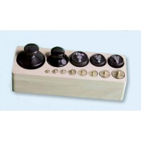 Gewichtssatz 1, Gewichte aus Messing und Guss (Holzblock)