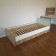 017_Bett_mit_Kopf_Wandpaneel_erhoeht_u_Rollwagen